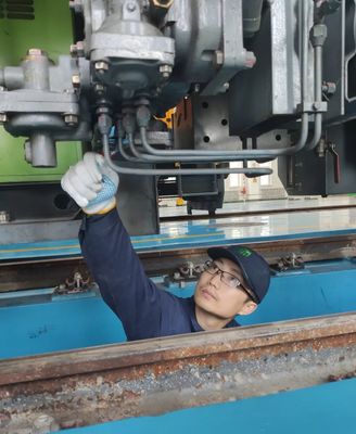 【榜樣人物】專(zhuān)注與奉獻(xiàn)的凝望--工程車(chē)維修技工 孫乾